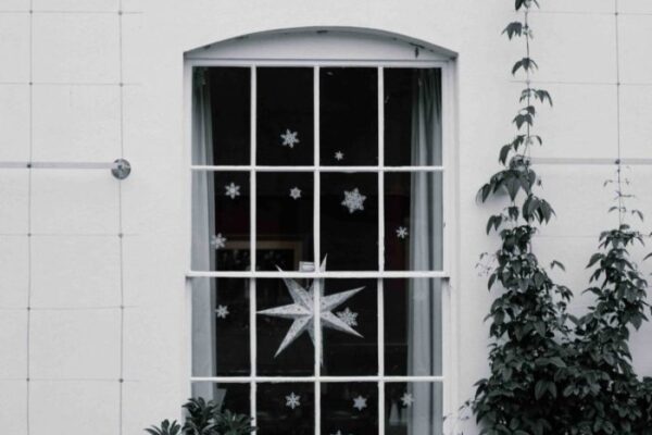 How to decorate apartment windows for christmas