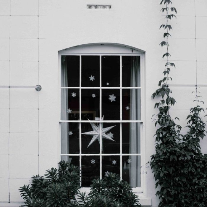 How to decorate apartment windows for christmas