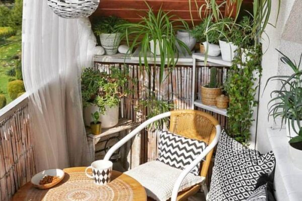 How to decorate a small apartment patio